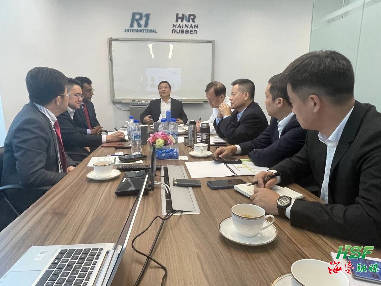 包洪文一行與R1公司座談交流。